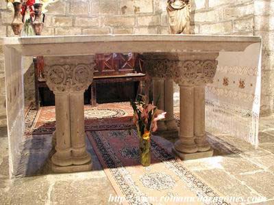 MESA DEL ALTAR CON DECORACIÓN NEORROMÁNICA